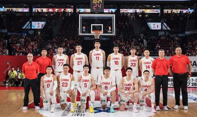 开云app下载-FIBA认错，果断换人，3裁判出炉，助裁曾执法CBA，中国男篮或受益