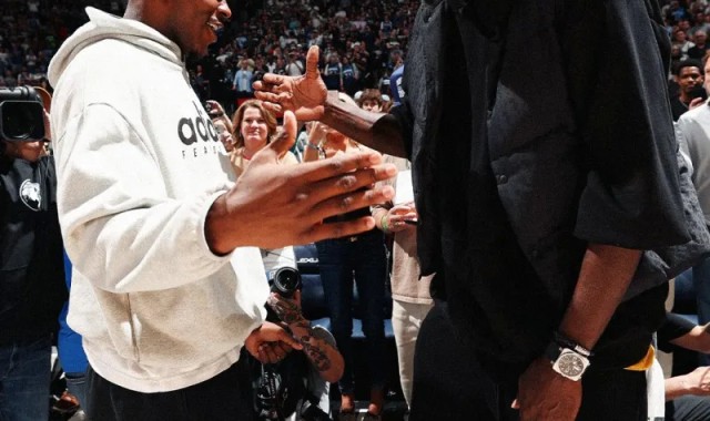 新老狼王！NBA官方分享加内特与爱德华兹互相拥抱致意的瞬间